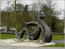 Seit Ende der 90er Jahre schm�ckt dieser Brunnen in Form eines Drachen den Michaelsplatz in Mersch. Er wurde von dem K�nstler Paul Eyschen gestaltet. 29.03.09 (Hans)