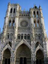 Amiens, Kathedrale Notre Dame, Westfassade nach der Renovation 1994-2000. Bau der Kathedrale im Wesentlichen von 1220-69/1288, hochgotisch. Gr�sste Kirche Frankreichs und u.a. Vorbild des K�lner Doms. Unvollendete T�rme: Nordturm (l.) 67 m, 1402 fertiggestellt / S�dturm (r.) 62 m hoch, von 1366. Aufnahme vom 14. Jan. 2006, 15:13


