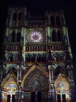 Amiens, Kathedrale Notre Dame. Westfassade wird mit Farblaser beleuchtet: Cathdrale en couleur. 21. Aug. 2007, 22:45

