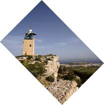 Vom Kenuna Tower in Nadur bietet sich ein herrlicher Blick �ber Gozo und hin�ber zu den Nachbarinseln Comino und Malta. Der alte, 1848 errichtete Turm wurde bis zur Einf�hrung des Telefons als Telegrafenturm genutzt. 2005 wurde er komplett restauriert und um ihn herum ein kleiner botanischer Garten mit einheimischen Pflanzen angelegt. 28.03.2009