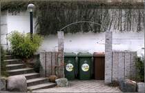 Feierlich gerahmt, das Tor zum Abfall: selbst den Mlleimerabstellplatz gestalten wir Schwaben noch sehr sorgfltig und liebvoll, entsprechend eben der Bedeutung der Kehrwoche. Gesehen in Stuttgart,  04.04.2009 (Gisela)