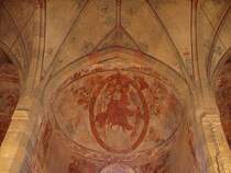 M�stair GR. Benediktinerinnenpriorat St. Johann Baptist, UNESCO Weltkulturerbe. Ausschnitt Kalotte der mittleren Chorapsis mit gut erhaltenen Fresken, karolingisch, um 800. Das direkt anschliessende Gew�lbe (oben) wurde fast 700 Jahre sp�ter erstellt, ist sp�tgotisch und ersetzte die urspr�ngliche flache Holzdecke. Aufnahme vom 05. Aug. 2003, 18:24
