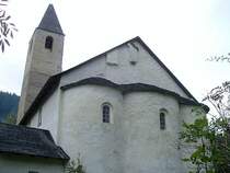 Mistail GR, St. Peter, karolingisch, um 800. Turm spter gebaut, gotisch. Aussenaufnahme von Osten mit Chor in 3 Apsiden, 22. Sept. 2003