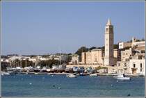 Am 24.03.2009 liegen noch viele Fischerboote bei der Kirche von Marsaskala an Land.