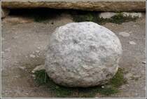 Mit solchen etwa medizinballgroen Steinkugeln wurden die groen Steinblcke in der prhistorischen Tempelanlage in Tarxien bewegt. 20.03.2009