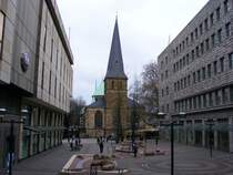 Der Blick vom Kennedyplatz in Essen zur Kettwiger Stra�e mit der Kirche am Burgplatz - 22. April 2008.