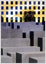 Das Holocaust-Mahnmal vor dem Erweiterungsbau des Hotels Adlon. 8.9.2006 (Matthias)