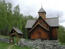 Die Stabkirche von Uvdal stammt aus dem 12. Jh. und ist eine von vier Stabkirchen im Numedalen - Bezirk Buskerud. Die Stabkirche ist Bestandteil des Freilichmuseum  Uvdal Bygdetun ; 21.05.2002