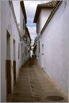 In der Juderia von C�rdoba laden schmale G�sschen zum Bummeln ein. Scan eines Dias aus dem Fr�hjahr 2000.