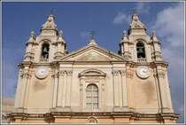 Zwei Uhren sind an der Kathedrale in Mdina angebracht, die rechte zeigt die Uhrzeit an und die linke Tag und Monat. 20.03.2009