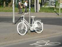 Wei�e Fahrr�der mahnen an Unfallstellen, bei denen Radfahrer ums Leben kamen. Bei diesem Unfall an der Kreuzung K�penicker Stra�e Ecke Bethaniendamm wurde eine 65 Jahre alte Malerin (Renate Anger) von einem rechtsabbiegenden Lkw �bersehen und get�tet. Derzeit sind Fahrr�der an den 11 Stellen aufgestellt, an denen im Jahr 2008 Radfahrer starben. 19.4.2009
