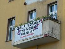 In Berlin soll in den nchsten Jahren die Autobahn A100 bis zum Treptower Park verlngert werden. Dieses vom Bund finanzierte Projekt kostet 420 Millionen Euro fr eine Strecke von 3,2 km und ist damit das teuerste Autobahnstck Deutschlands. Am heutigen 19.4.2009 wurde dagegen demonstriert - mit einer Fahrrad- und Skaterdemonstration. Im Bild der dekorierte Balkon eines der vier Wohnhuser in der Beermannstrae, das - neben vielen Kleingrten - der Autobahn weichen soll.