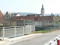 Laucha an der Unstrut - Blick von der Schleuse auf die Huser am Wehr - 12.04.2009 
