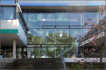 Verwaltungsgeb�ude Ettlingen.  Die einzelnen Ebenen sind im Eingangsbereich �ber eine offene Halle verbunden. 19.04.2009 (Matthias)