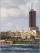 Der ca. 100 m hohe Portomaso Tower berragt weithin sichtbar St. Julian's und die umliegenden Orte. 23.03.2009