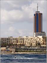 Der ca. 100 m hohe Portomaso Tower �berragt weithin sichtbar St. Julian's und die umliegenden Orte. 23.03.2009