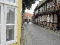 Typisch dnische Gasse in Ribe. Schmal, Pflastersteine und eine eher schief wirkende Bauweise der Huser. Ribe ist die lteste Stadt in Dnemark