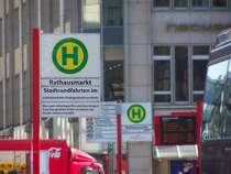 Hamburg-Rathausmarkt!
Von hier aus starten viele Stadtrundfahrten kreuz und quer durch Hamburg.
