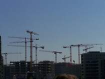 Neben der alten Hamburger Speicherstadt, soll in ca. 3 Jahren die neue  Hafencity  fertig sein. Dieser Stadtteil soll dann neuen Bewohnern die Chance geben, sich im Grostadtleben einzugewhnen und dort einen Platz zu finden. Im Moment sieht es jedoch so aus wie auf diesem Bild hier. Eine Grobaustelle mit einer Vielzahl von Krhnen.