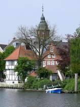 Das kleine Fachwerkhaus ist das K�nigliche Br�ckenhaus, hier befand sich bis 1900 eine Br�cke �ber den Binnenhafen; Gl�ckstadt, 26.04.2009

