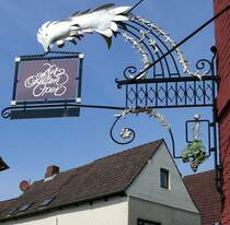 Wirtshausschild Zur Alten Oper; Gl�ckstadt, 26.04.2009
