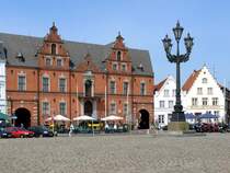 Marktplatz mit Rathaus von 1873 aus rotem Backstein mit Sandsteineinfassungen um die Fenster; Kandelaber von 1869; Gl�ckstadt, 26.04.2009
