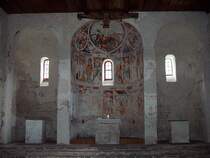 Mistail GR, St. Peter, karolingisch, um 800. Innenaufnahme mit Chor in 3 Apsiden sowie Fresken, 22. Sept. 2003