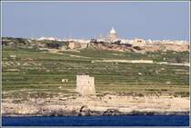 An der Sdkste Gozos steht der Mgarr ix-Xini Tower (in der Karte markiert), im Hintergrund ist die ca. 3 km entfernte Kirche von Nadur zu sehen. 23.03.2009