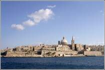 Der spitze Turm der St. Paul's Cathedral und die Kuppel der Kirche Our Lady of Mount Carmel �berragen die zum Marsamxett Harbour gelegenen Stadtmauern Vallettas. 23.03.2009