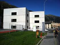 Besucherzentrum des Schweizerischen Nationalparks, Neubau. Er mag vielleicht zweckmssig sein - ich finde ihn ziemlich hsslich. Aufnahme vom 09. Sept. 2008