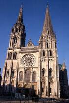 Chartres, Kathedrale Notre Dame, (Sd-) Westfassade. Bau ab 1194. Sdturm (r.) romanisch, 107 m hoch, Portalzone mit Rosenfenster frhgotisch, oberer Teil Nordturm (l.) sptgotisch, 115 m hoch. Scan ab Dia, Okt. 1995
