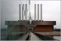 Das architketonisch reizvoll gestaltete Heizkraftwerk W�rzburg bietet interessante Fotomotive. Hier spiegelt es sich in der Glasfassade des Kulturspeichers. 05/2009
