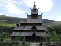 Stabkirche von Gol. Zum klassischen Erscheinungsbild der Stabkirchen gehren die bereinandergestaffelten Dcher, die Dachreiter, der Waffengang (Sval) und die vielen geschnitzten Fabeltierfiguren der Wikingerzeit.