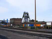 Ein Frdergerst mit Schachtgebude und Maschinenhaus der Zeche Auguste Victoria 3/7 in Marl beim Tag der offenen Tr am 9. Mai 2009. 