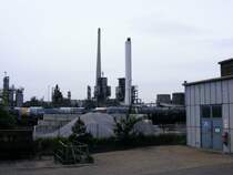 Anlagen der Chemiewerke in Marl-Brassert, fotografiert vom Gelnde der Zeche Auguste Victoria 3/7 beim Tag der offenen Tr am 9. Mai 2009. 

