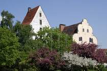 Die Giebel des Ledenhofes, eines alten Adelssitzes in Osnabrck, berragen das Grn der umgebenden Anlage. 25.04.2009
