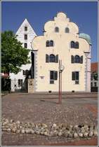 Der Ledenhof in Osnabrck besteht aus einem im 14. Jahrhundert errichteten Steinwerk (links) und einem im 15. Jahrhundert errichteten Palas. 25.04.2009