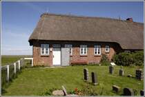 Die kleine Kirche St. Margarethen auf der Hallig Gr�de. Sie steht auf der Kirchwarf. In der anderen Geb�udeh�lfte ist die Inselschule untergebracht. 10.05.2009