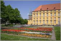 Die Rckseite des Osnabrcker Schlosses vom Schlossgarten aus. Im Hintergrund ist der Turm der Katharinenkirche zu sehen. 27.05.2009
