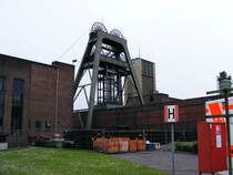 Ein Frdergerst mit Maschinenhaus und Schachtgebude sowie ein Frderturm der Zeche Auguste Victoria 3/7 in Marl beim Tag der offenen Tr am 9. Mai 2009. 
