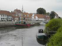 Hier ist die  Hafenpromenade  zu sehen. Der Fluss Ribe schlngelt sich um die gleichnamige Stadt und ist auch von etwas greren Schiffen befahrbar