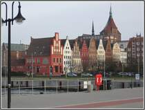 Rostock - Stadthafen mit Gibelsilouette der Wokrenter Str., das Haus mit dem rot-weien Gibel beherbegt die bekannte Hafenarbeiter und Seefahrerkneipe  Zur Kogge 