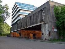 auf den ersten Blick l�uft man dran vorbei B�rogeb�ude, egal - aber worauf steht das ganze, das sieht doch aus.....