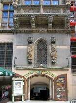 Breslau (Wroclaw), Eingang zum Bierkeller  Schweidnitzer Keller  (Piwnica Swidnicra) am Rathaus (Ratusz), 31.05.2005
