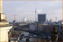 Auf´m Reichstag - im Vordergrund die Spree und der Bf. Friedrichstrasse