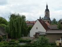 Laucha an der Unstrut - Blick �ber die H�fe der Unteren Hauptstra�e zur Kirche - Foto vom 12.06.2009 
