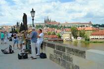 Prag. Jazzmusiker auf der Karlsbr�cke. Im Hintergrund die Burg der Hradschin.  18.6.09