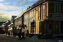 Alte Holzh�user in der tief stehenden Nachmittagssonne (2. M�rz 2006)