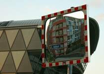 Der Spiegel verleiht den eckigen Formen runde Z�ge.
(Juni 2009)