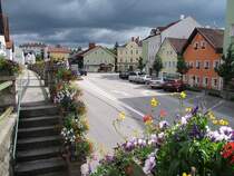 Dr.-Franz-Berger-Stra�e, vielleicht zum letzten Mal Blumengeschm�ckt, wom�glich wird die linke erh�hte Nebenfahrbahn(ehemalige  Obere Weberzeile )einem Shoppingcenter weichen m�ssen, die Kreuzung im Hintergrund sollte als Kreisverkehr ausgef�hrt werden; 090627